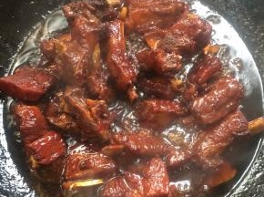 煮至排骨软烂即可大火收汁儿了。（收汁儿的时候要不停的翻炒，以免锅底糊了。）