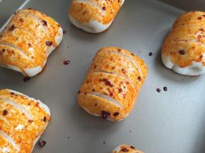 涂上辣椒酱，割三刀