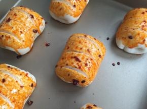 涂上辣椒酱，割三刀