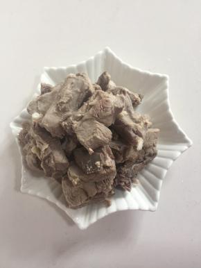 把焯好水的排骨放进清水中清洗一下，捞出沥干水分备用。