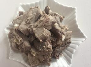 把焯好水的排骨放进清水中清洗一下，捞出沥干水分备用。