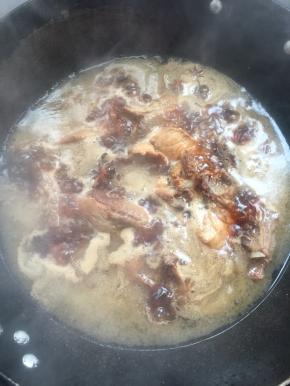 加入适量的热水，放入一勺盐调味，加入八角，调大火煮开。（水不要放太多，刚好淹没住排骨即可。）