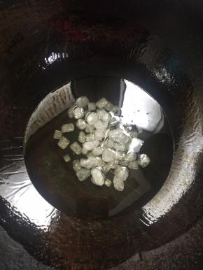 锅烧热放入适量的油，放入冰糖，调小火煸炒。