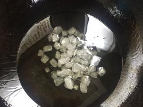 锅烧热放入适量的油，放入冰糖，调小火煸炒。