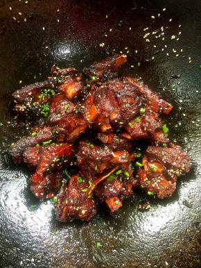 起锅前加入适量的白芝麻和葱花翻炒均匀即可。