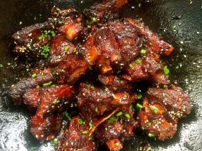 起锅前加入适量的白芝麻和葱花翻炒均匀即可。