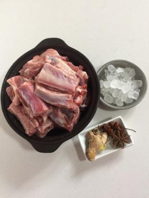 排骨斩成段儿洗净沥干水分，生姜，八角，冰糖备用。