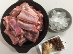 排骨斩成段儿洗净沥干水分，生姜，八角，冰糖备用。