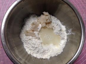 低粉110克 、 糖粉12克、清水40克、猪油40克揉成面团成酥皮面团