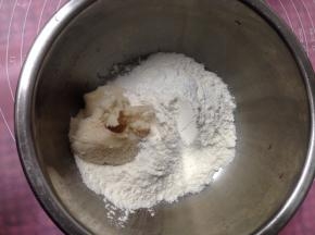 低粉90克、猪油50克混合充份揉成团.成为油酥面团