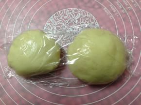 两种面团加盖保鲜膜静置松驰1小时