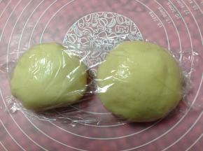 两种面团加盖保鲜膜静置松驰1小时