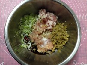 两种 肉馅内加入盐、胡椒粉、葱花、生抽、榨菜、咖喱粉、葱油调匀搅拌上劲