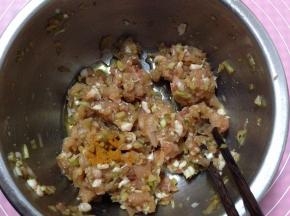 调好的肉馅盖保鲜膜放入冰箱冷藏备用