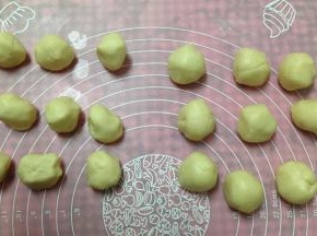 将松驰好的油皮，油酥平均分成9份