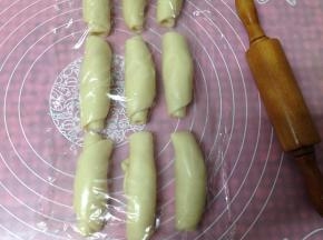 依次全部卷好后，盖上保鲜膜静置松驰20分钟