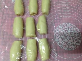 再次加盖保鲜膜静置松驰20分钟