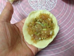 取适量肉馅放入饼皮