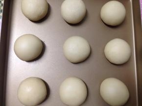 包好的饼胚放入烤盘