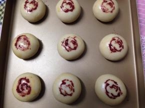 月饼顶部涮一点稀释的蜂蜜水，盖上红印