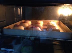 入预热好的烤箱，180度烤20-25分钟。出炉后冷却即可品尝。