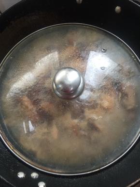 煮开后，调小火慢慢的炖煮一个小时。