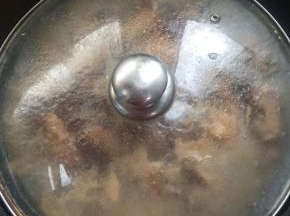 煮开后，调小火慢慢的炖煮一个小时。