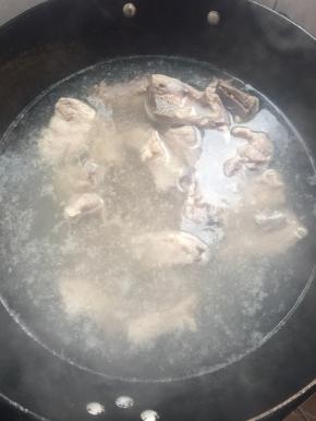 把排骨冷水下锅开火，加入适量的料酒去腥，慢慢浸出排骨里面的血水。煮开后撇去上面的浮沫，捞出备用。