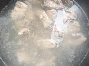 把排骨冷水下锅开火，加入适量的料酒去腥，慢慢浸出排骨里面的血水。煮开后撇去上面的浮沫，捞出备用。