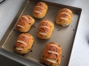 烤箱预热上下火180度，烤20分钟