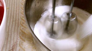 打发至开始发泡时加入剩下的白糖，继续打发