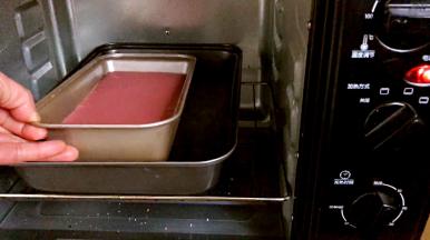 放入预热好的烤箱里的烤盘内（水蒸式烘烤）烤箱150度烤1小时