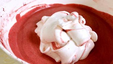 再加上剩下的蛋白霜，继续翻拌均匀