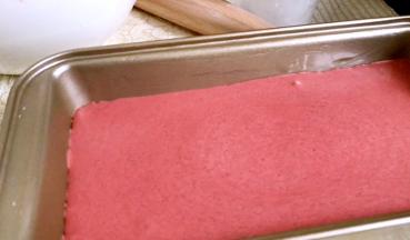 倒入刷好油的模具内，轻轻震动排气