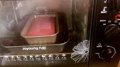 烤好的乳酪蛋糕先不拿出来，在烤箱内焖半小时