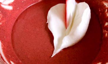 将三分之一的蛋白霜，放入乳酪蛋黄糊中翻拌均匀