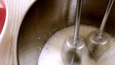 打发至开始出纹路时加入第二次白糖，继续打发