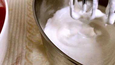 打发至硬性蓬松即可（提起打蛋器有尖尖角不滴落即可）