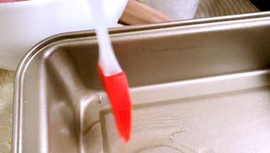 乳酪蛋糕模具刷上黄油