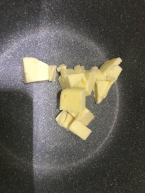 黄油放入锅里加热融化