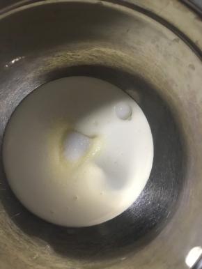 淡奶油加15克糖，用电动打蛋器高速打发