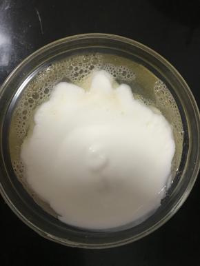 吉利丁溶液倒入酸奶里拌匀，酸奶糊放一边备用