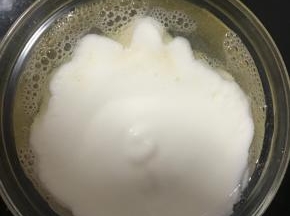 吉利丁溶液倒入酸奶里拌匀，酸奶糊放一边备用
