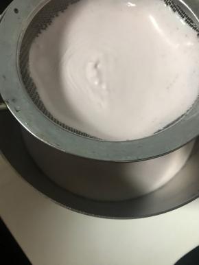 慕斯糊过筛，倒进慕斯圈里