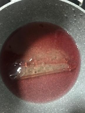 这时开始做镜面：125克蓝莓汁里加入5克吉利丁片，微微加热