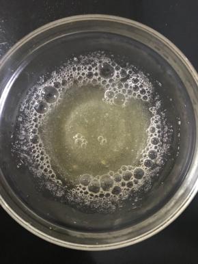 取出15克吉利丁片，加入20克清水，隔水加热融化