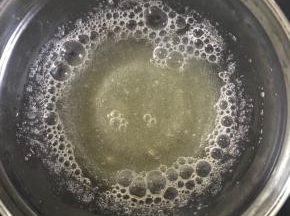 取出15克吉利丁片，加入20克清水，隔水加热融化