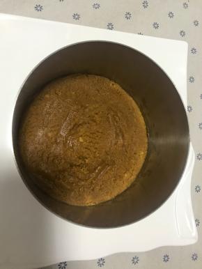 倒入慕斯圈里压平整