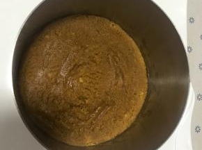 倒入慕斯圈里压平整