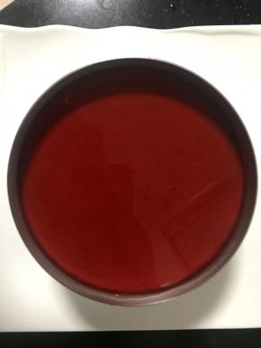 倒在已经凝固的慕斯上，放进冰箱冷藏4小时以上